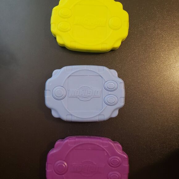 Vintage Digimon Digivice cases & 5 Metal Trading Cards Taco Bell  2000 - Picture 3 of 3